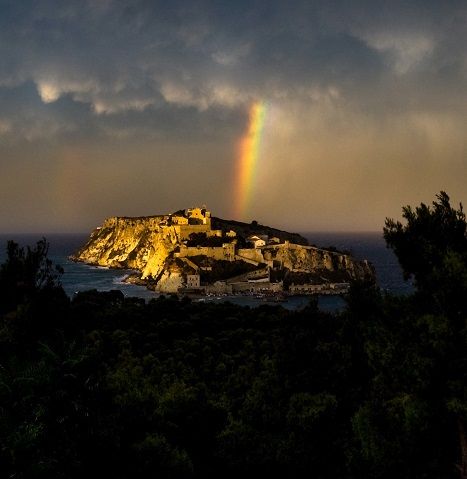 Scatta l’ora del manager del tempo - Tremiti Islands (Foggia), a rainbow enlightens St. Nicola island after a storm which caused considerable problems to ferries on duty between the island and the mainland - Alessandro Gandolfi/Parallelozero